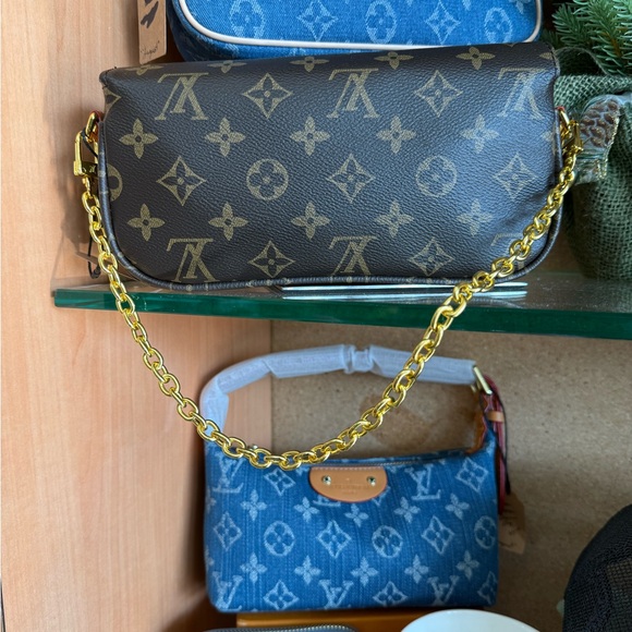 Louis Vuitton Brown Monogram Clutch with Gold Chain - Picture 3 of 4